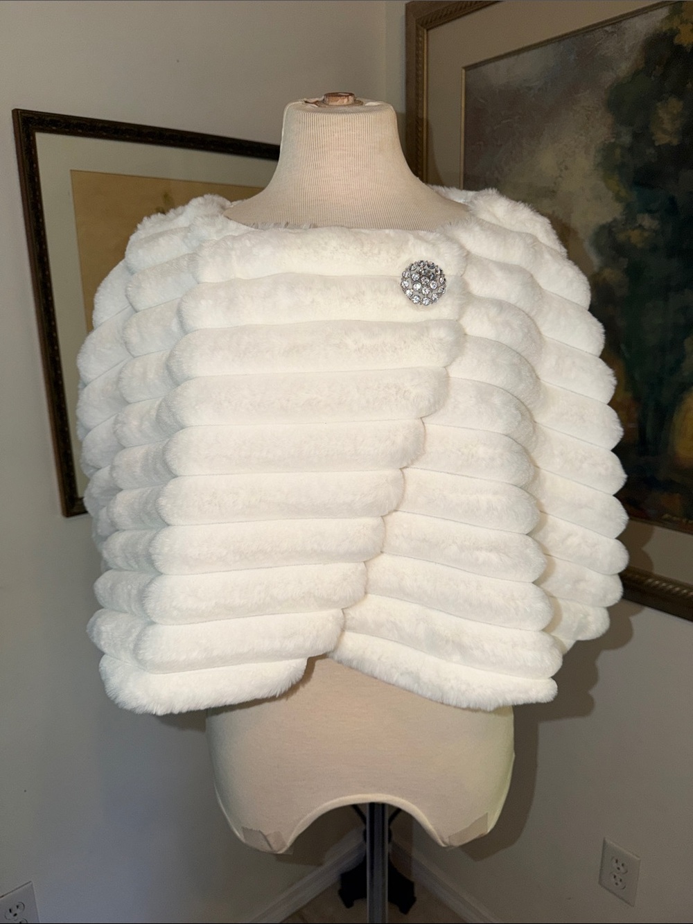 JACKET - Nina Leonard White Faux Fur Capelet Shrug w/Rhinestone Brooch Size 2X